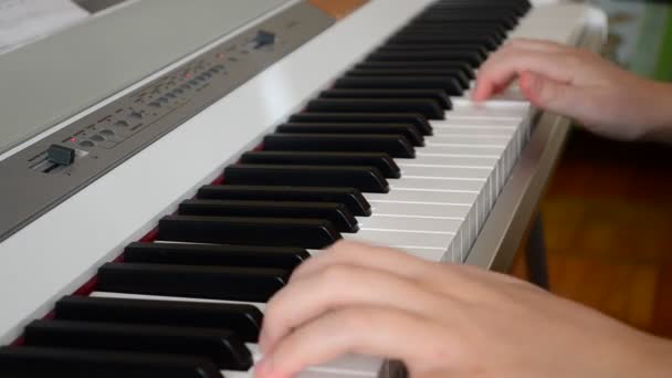 ピアノを速く弾く 音楽家はピアノを弾く — ストック動画