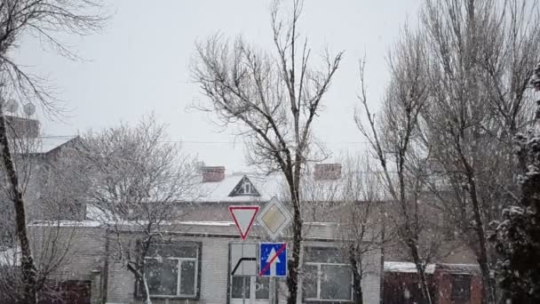 在城市的冬天 道路标志 — 图库视频影像