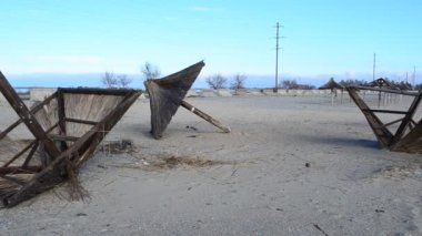 Kumsaldaki gölgelikler. Fırtınadan sonra gölgeler