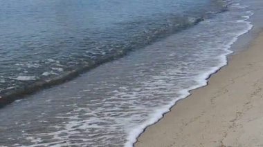 Sahilde el salla. Deniz manzarası