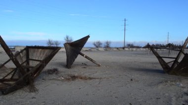 Samandan gölgelikler. Sahilde çekim yapmak.