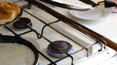 Ev mutfağında krep pişiriyoruz. Öğleden sonra çekim var.