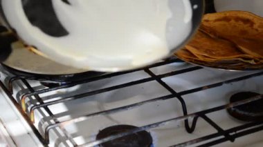 Kızartma tavasında krep. Mutfak yemekleri.