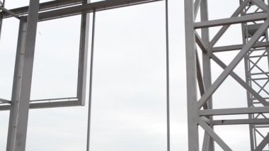 Olay yerinin yapıları. Gökyüzüne karşı sahne