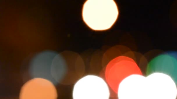 Tir dans la ville de nuit. Le fond clignotant 