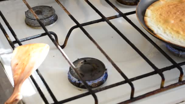 煎锅和煎饼厨房里的煎饼 — 图库视频影像