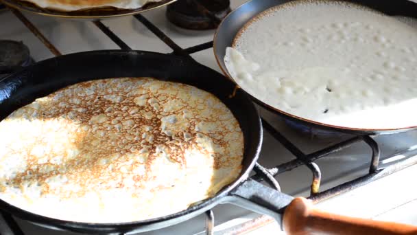 Filmar Tarde Assamos Panquecas Cozinha Casa — Vídeo de Stock
