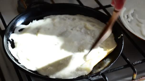 Pfannkuchen Der Küche Pfannkuchen Werden Aus Milch Und Mehl Zubereitet — Stockvideo