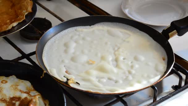 Küchengeschirr Pfannkuchen Auf Pfannen — Stockvideo