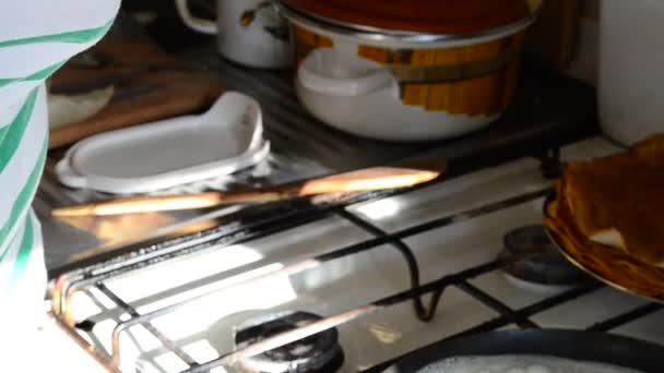 厨师烤煎饼 厨房里的煎饼 — 图库视频影像