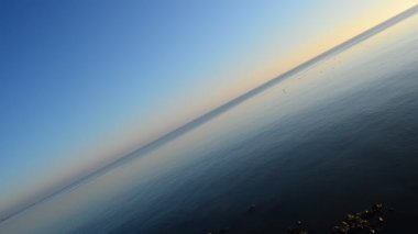 Mavi gökyüzü ve deniz. Deniz manzarası