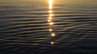 Güneş ve deniz. Sudaki dalgalar