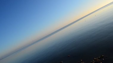 Deniz ve ufukta. Deniz doğası