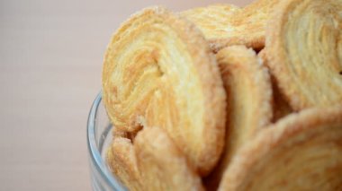 Bir fincanda kurabiye. Çerezler masaüstünde