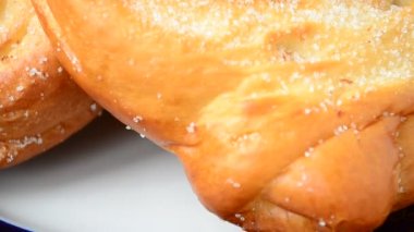 Bun, kablolarla çekim yap. Lezzetli çörek.