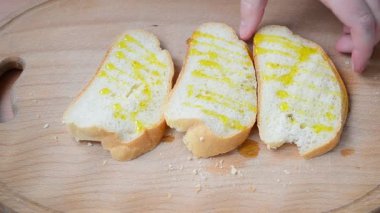 Ekmek ve zeytinyağı. Masaüstünde yemek pişirme