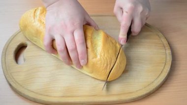 Ekmek kesiyorum. Tahtada ekmek kesme