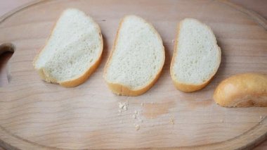 Masaüstünde yemek pişirmek. Ekmek ve zeytinyağı