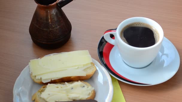 一杯咖啡 一杯咖啡和三明治 — 图库视频影像