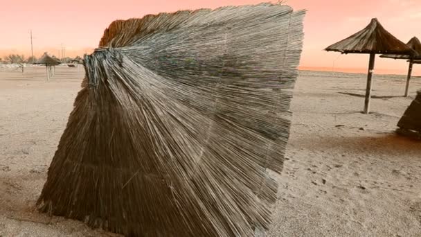 Abschuss Eines Regenschirms Aus Stroh Strand Und Meer — Stockvideo