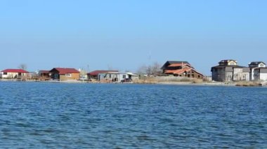 Denize karşı güzel evler. Orkestra şefliği ile çekim