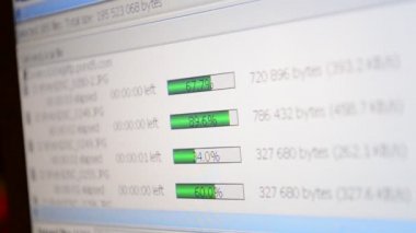 Bir ağdaki veri iletimi. İşlem dosyası bir bilgisayar ekranında internete yükleniyor.