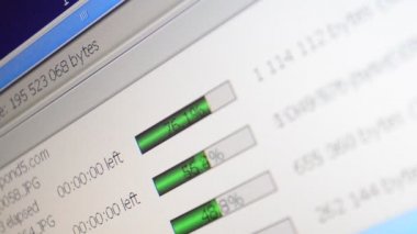 İnternetteki aktarım süreci. Dosya yükleme işlemi. İşlem dosyası bir bilgisayar ekranında internete yükleniyor.