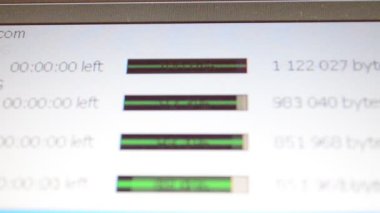 Ekrandan çekiyoruz. İnternetteki aktarım süreci. İşlem dosyası bir bilgisayar ekranında internete yükleniyor.
