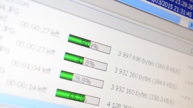Dosya yükleme işlemi. İşlem dosyası bir bilgisayar ekranında internete yükleniyor.