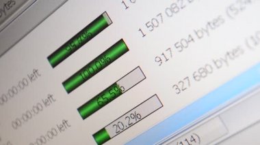 İnternetteki aktarım süreci. Dosyalar yükleniyor. İşlem dosyası bir bilgisayar ekranında internete yükleniyor.