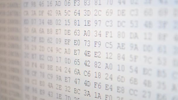代码和背景 二进制 以代码形式出现的文件 屏幕上的十六进制程序代码 移动二进制代码的动画背景 — 图库视频影像
