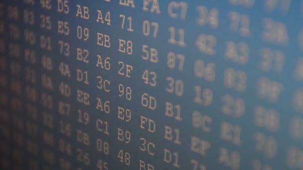 モニターのバイナリコード バイナリの撮影 画面上の16進プログラムコード バイナリコード番号を移動するアニメーション背景 — ストック動画