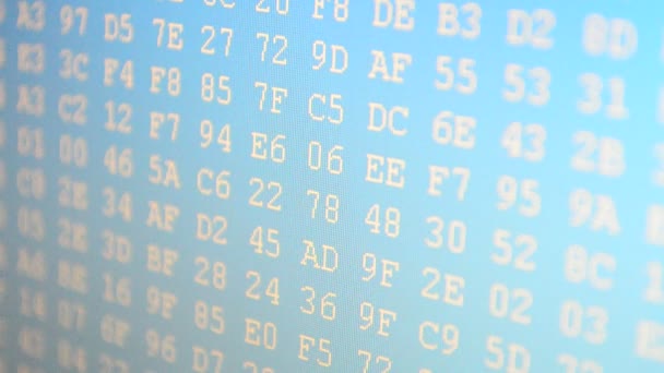 Tableau du binaire. Code de programme hexadécimal à l'écran. Arrière-plan animé de déplacement de numéros de code binaire. Informations sous forme de code .