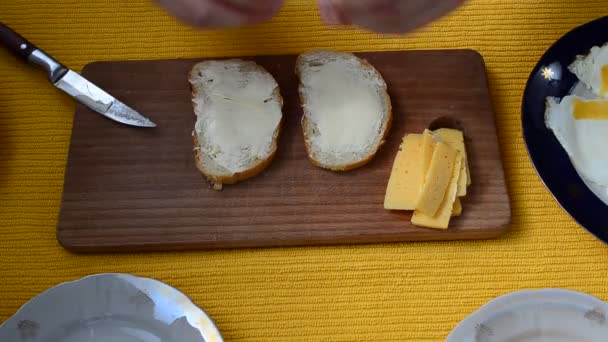 Käsebrötchen Wir Machen Käse Sandwich — Stockvideo