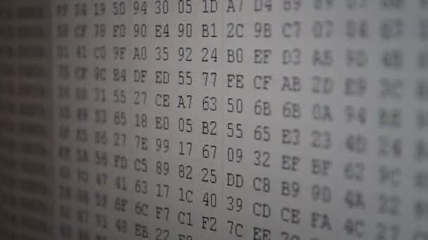 Code de programme hexadécimal. Code de programme hexadécimal à l'écran. Fond animé de déplacement de numéros de code binaire .