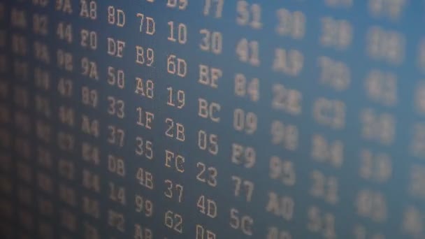 バイナリコードの撮影 青い背景のコード 画面上の16進プログラムコード バイナリコード番号を移動するアニメーション背景 — ストック動画