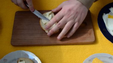 Ekmeğe yağ süreriz. Sandviç hazırlama.