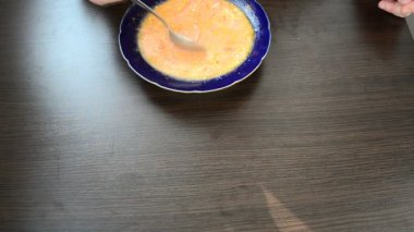 Öğle yemeği süreci. Tabakta çorba.