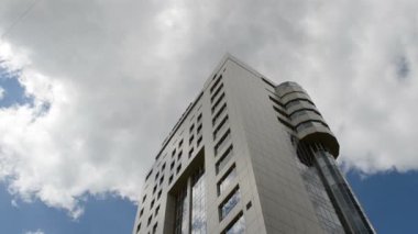 Mavi gökyüzüne karşı bina. Ofis binasının dizisi