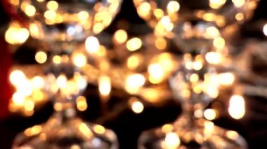 Şarap kadehleri ve gül, parlak çelenklerin arka planında. Odaklanamıyorum.