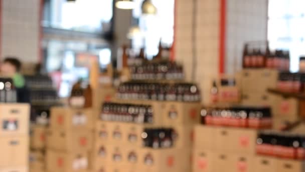 啤酒店 装啤酒的酒瓶 — 图库视频影像