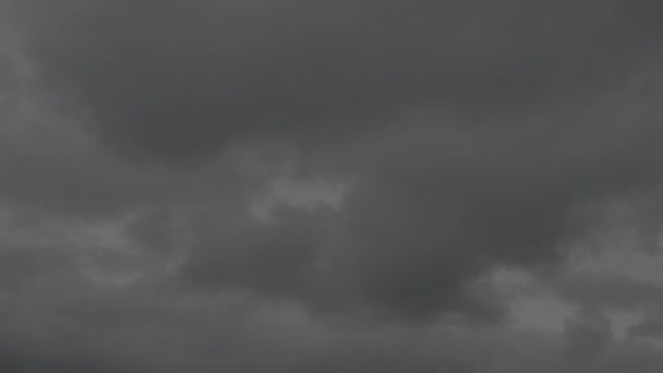 Flash d'un éclair. Foudre dans le ciel 