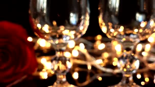 Verres Vin Rose Sur Fond Guirlandes Lumineuses Hors Foyer — Video