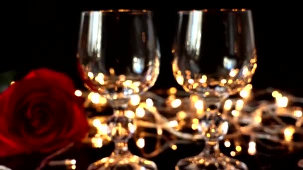 酒杯和玫瑰在明亮的花环背景下 注意力不集中 — 图库视频影像
