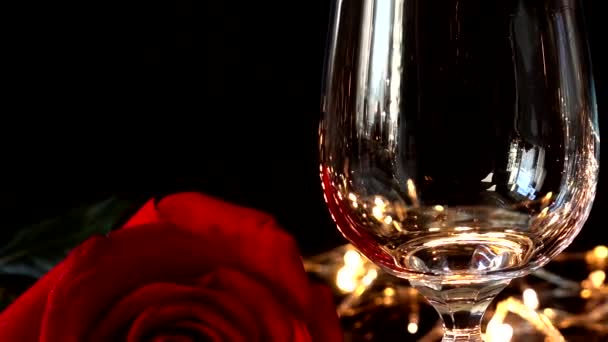 Szklanki Wina Róża Tle Jasnych Girland — Wideo stockowe