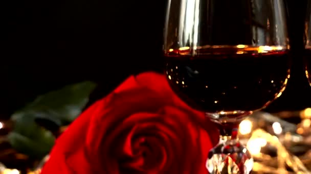 Şarap Kadehleri Gül Arkaplanda Parlak Çelenkler — Stok video