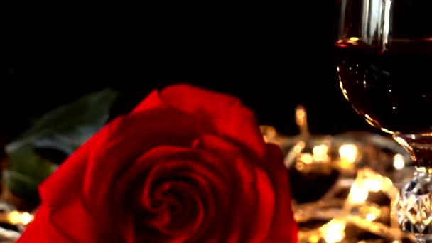 Sklenice Víno Růže Pozadí Jasných Věnců — Stock video