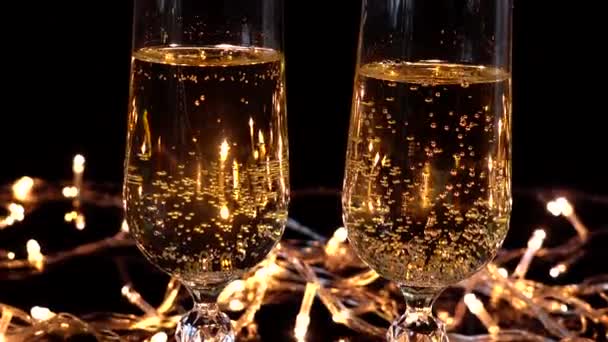 Bril Voor Champagne Een Roos Tegen Achtergrond Van Heldere Bloemenslingers — Stockvideo