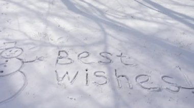 Karda en iyi dilekler yazılı. Kışın çekim..