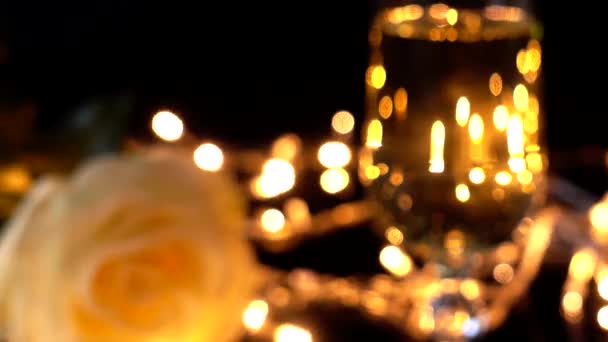 Bicchieri Champagne Una Rosa Sullo Sfondo Ghirlande Luminose Fuori Fuoco — Video Stock